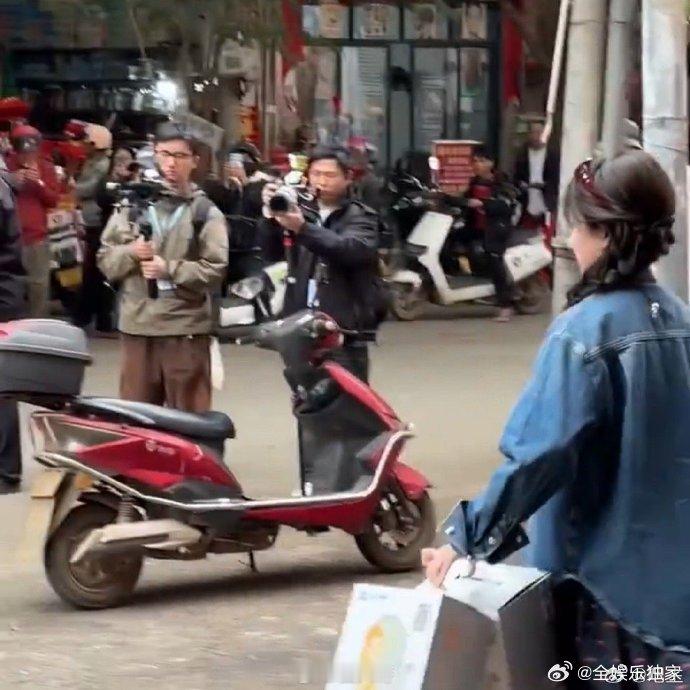 王鹤棣白鹿买了一车东西客栈囤货天花板！王鹤棣白鹿一车物资堆得满满当当，搬货的样子