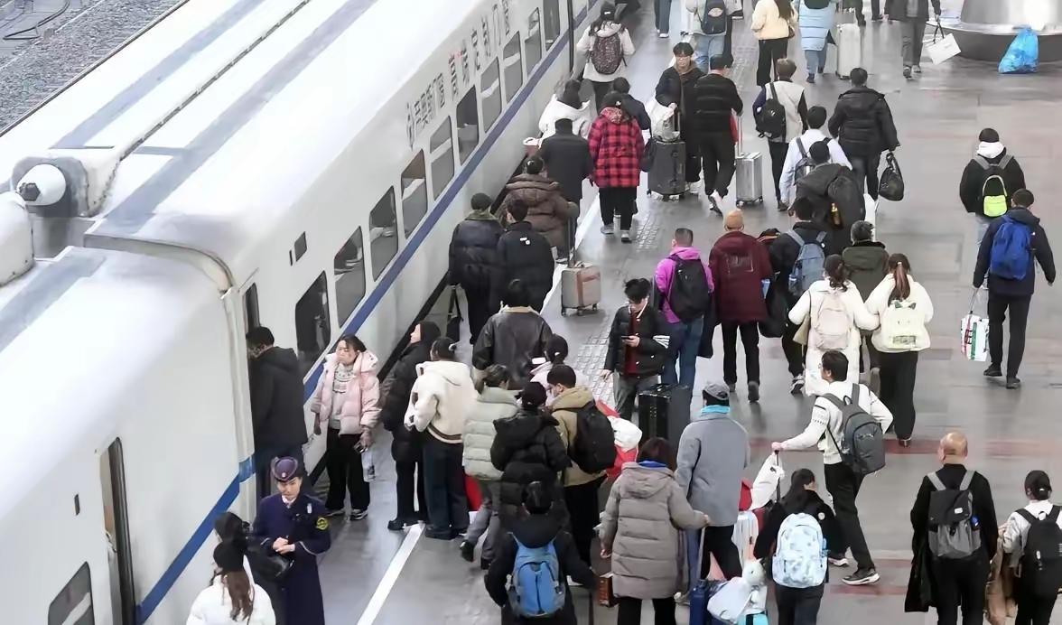 今年春运坐火车，感觉跟以前大不一样了。以前拿到票就万事大吉，现在买好票后还得时刻