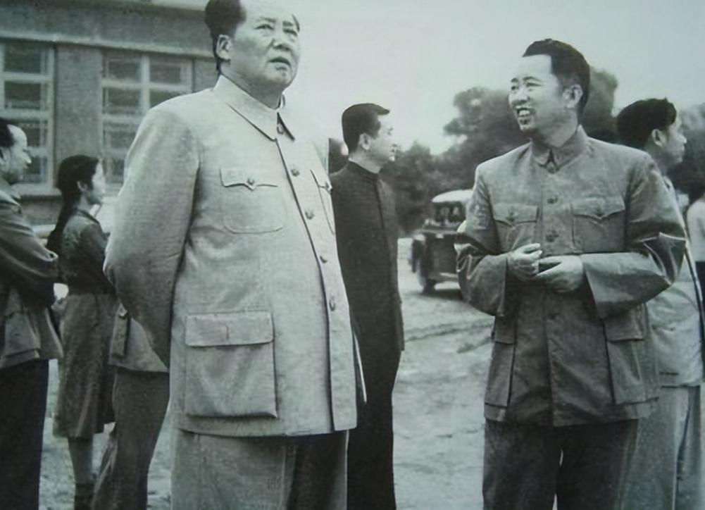 1952年，得知空军一年花掉几千亿后，毛主席盯着刘亚楼问：“你没贪污吧？”刘亚楼
