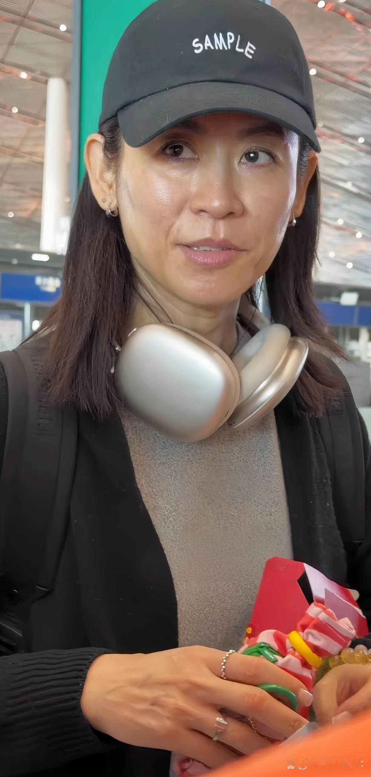 55岁宣萱，纯素颜，无美颜无滤镜的状态可真好，很真实。