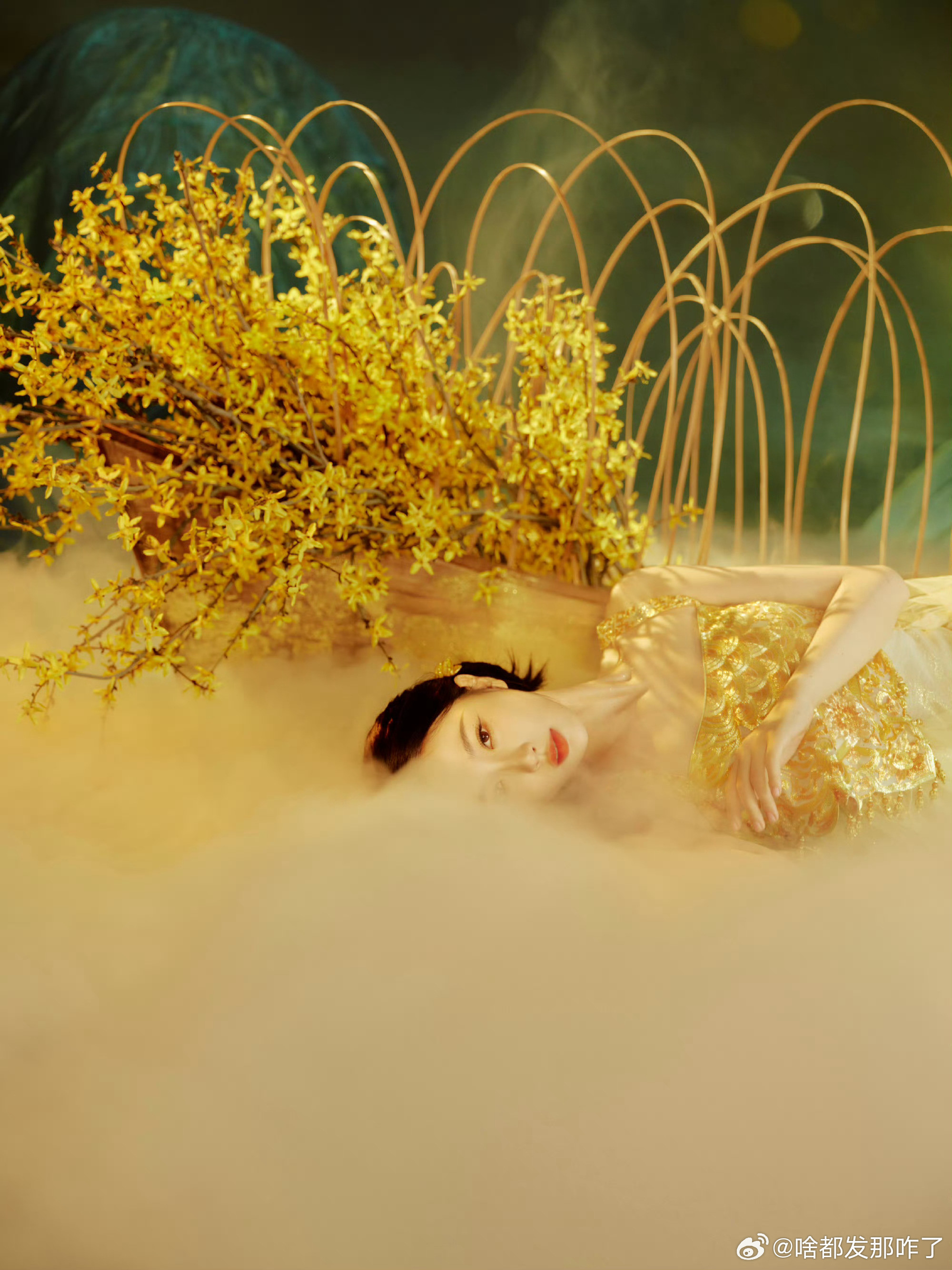 虞书欣工作室出图，新中式妆造真的好美就特别像从古典画里走出来的江南女子，温柔又有