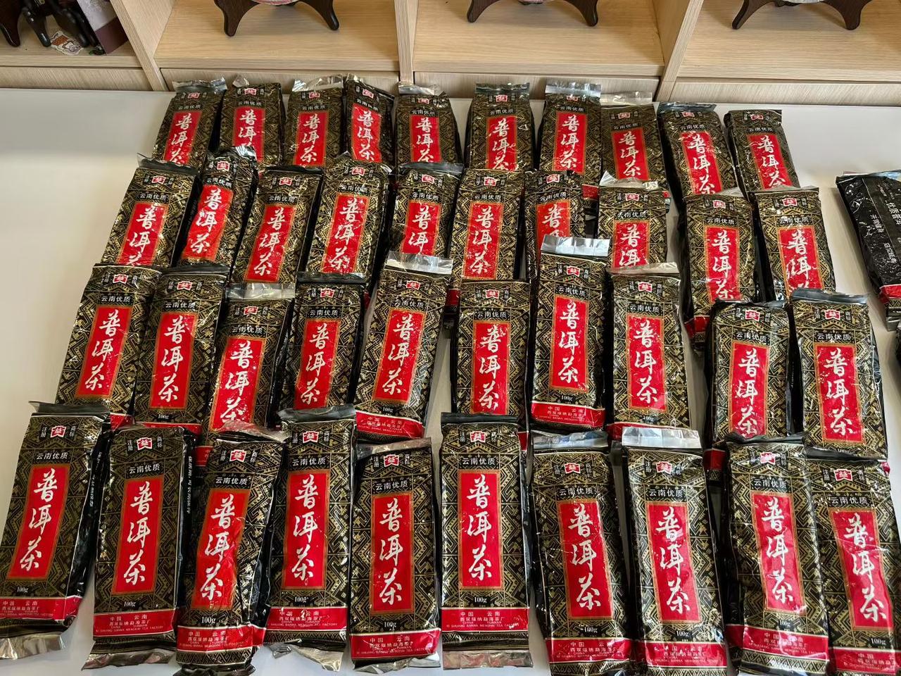 01年勐海茶厂黑袋散熟，三级原料，比另外一款黄袋好。01勐海茶厂黑袋散茶普洱茶