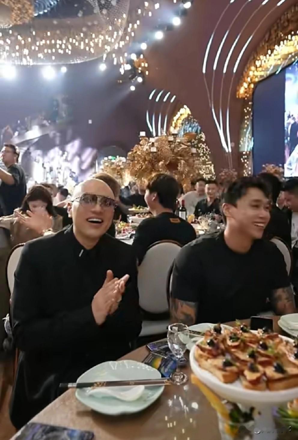 刘二狗在T佑婚礼调侃到，买树上的翡翠找四川可乐，买玛卡的找方丈！