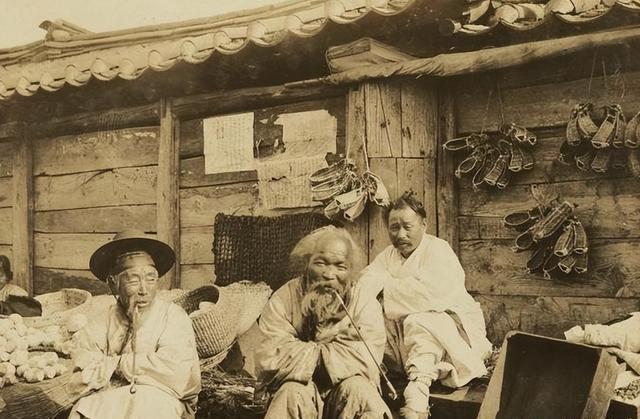 看这张照片，女子赤古里上身，短衣之下，胸前坦露，却不见一丝羞怯，唯有骄傲在眉梢眼