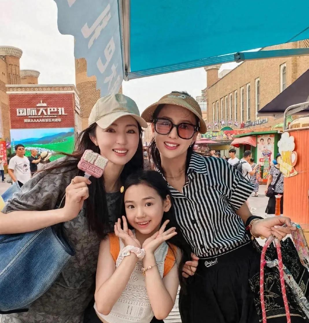 董璇和佟丽娅这对姐妹花一起相约新疆旅游照。董璇的女儿小酒窝也越长越漂亮。