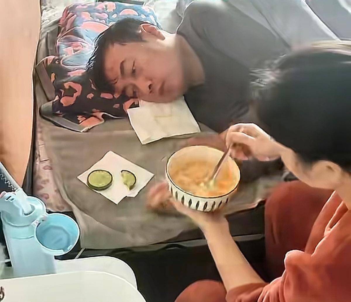 潍坊这事儿，看得人心里又暖又酸！离婚快一年的女人，愣是辞掉南京的工，回家伺候瘫痪