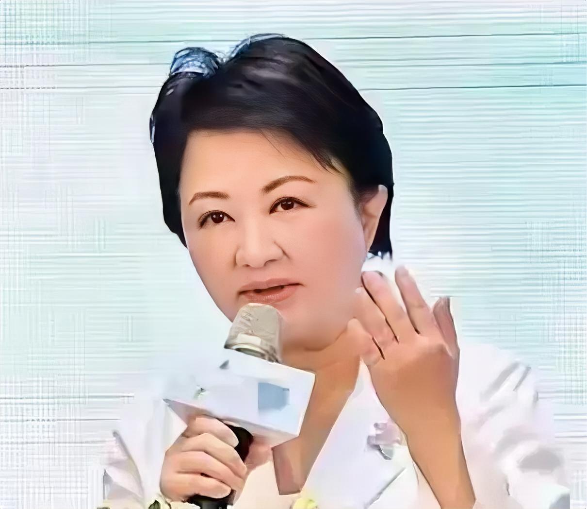 台中市议会7月27日爆发激烈冲突！民进党台中市议员一边高举手牌，一边高喊“市长道