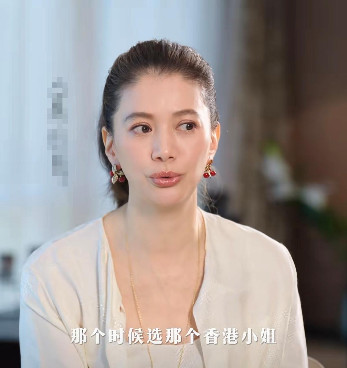 袁咏仪回忆参选港姐往事，当年为了参赛，和爸爸闹到翻脸。袁咏仪：“那时候选香