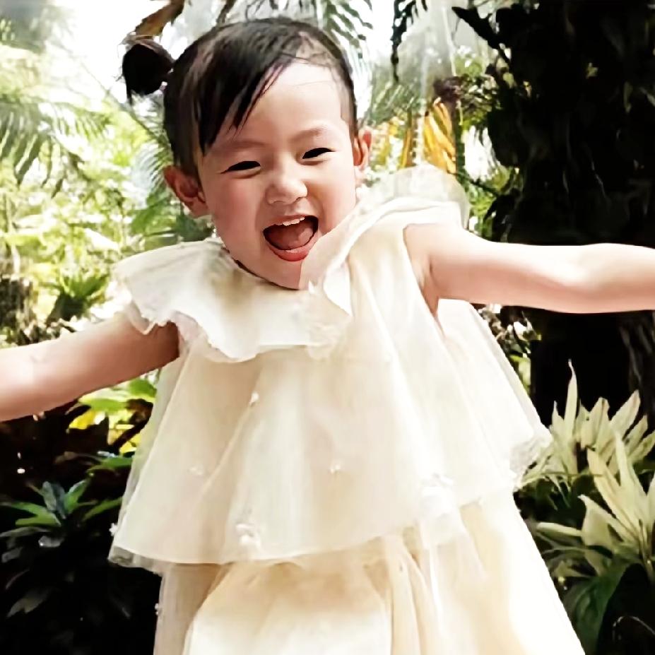 黄一鸣官宣，20号3岁女儿闪闪将亮相中国国际时装周南京站走秀，消息一出立刻引来围