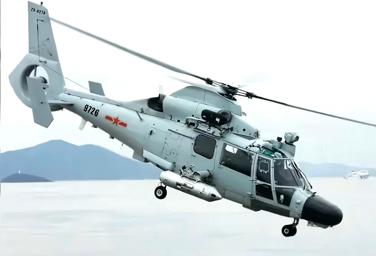 在短翼上挂载QJK-99式12.7毫米大口径航空机枪吊舱的空军直九直升机，这是一