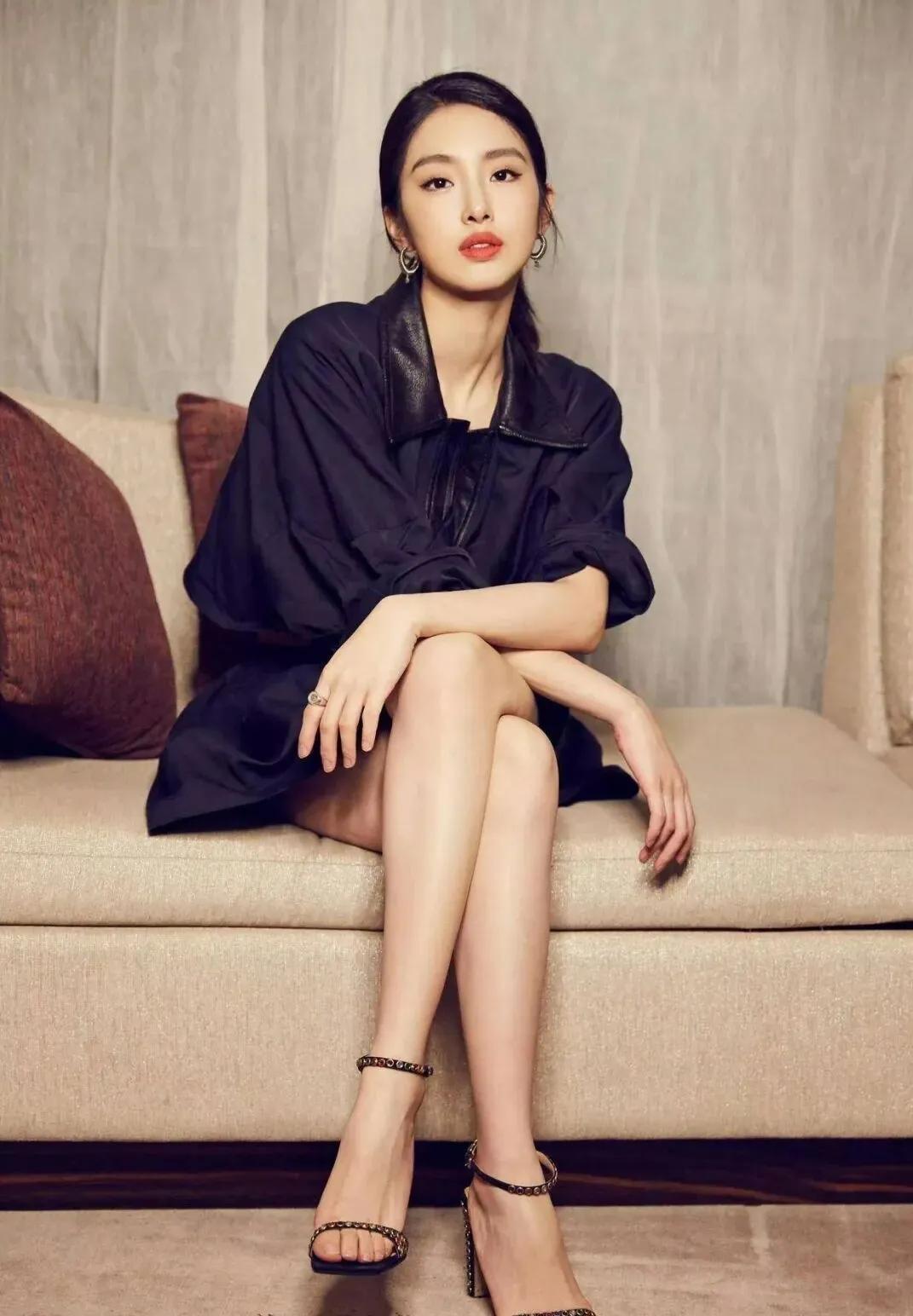 杨采钰这组造型也太会了吧！黑裙衬得人又美又飒，大长腿更是优越到不行，果然气质才