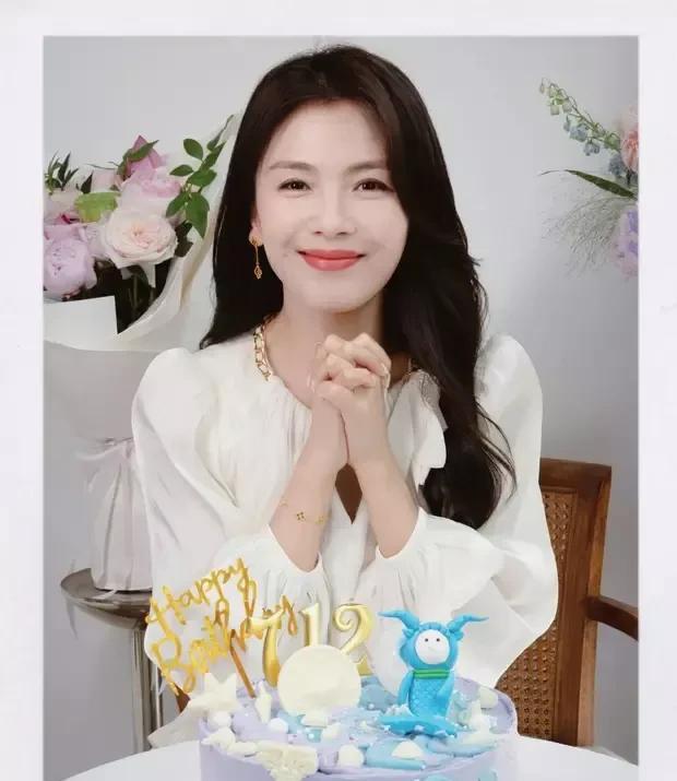 47岁刘涛生日美照刷屏！嘟嘴卖萌似少女，生图状态引全网惊叹7月12日，国民女神