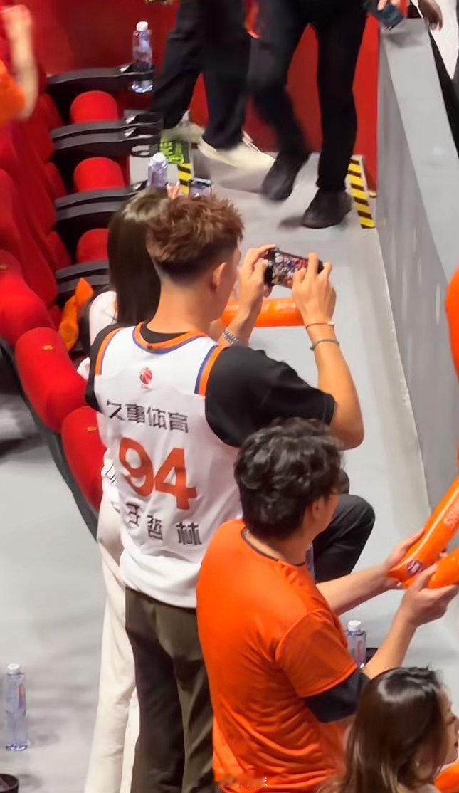 上海球迷拍到的，昨晚上海男篮夺冠夜，可兰白克也在现场观战见证了上海男篮的第二冠。