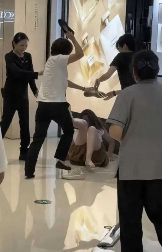合肥香奈儿可真出息，三个穿制服的柜姐合围一个拍照的女顾客，耳光扇得跟不要钱似的，鞋都飞出去当暗器，孩