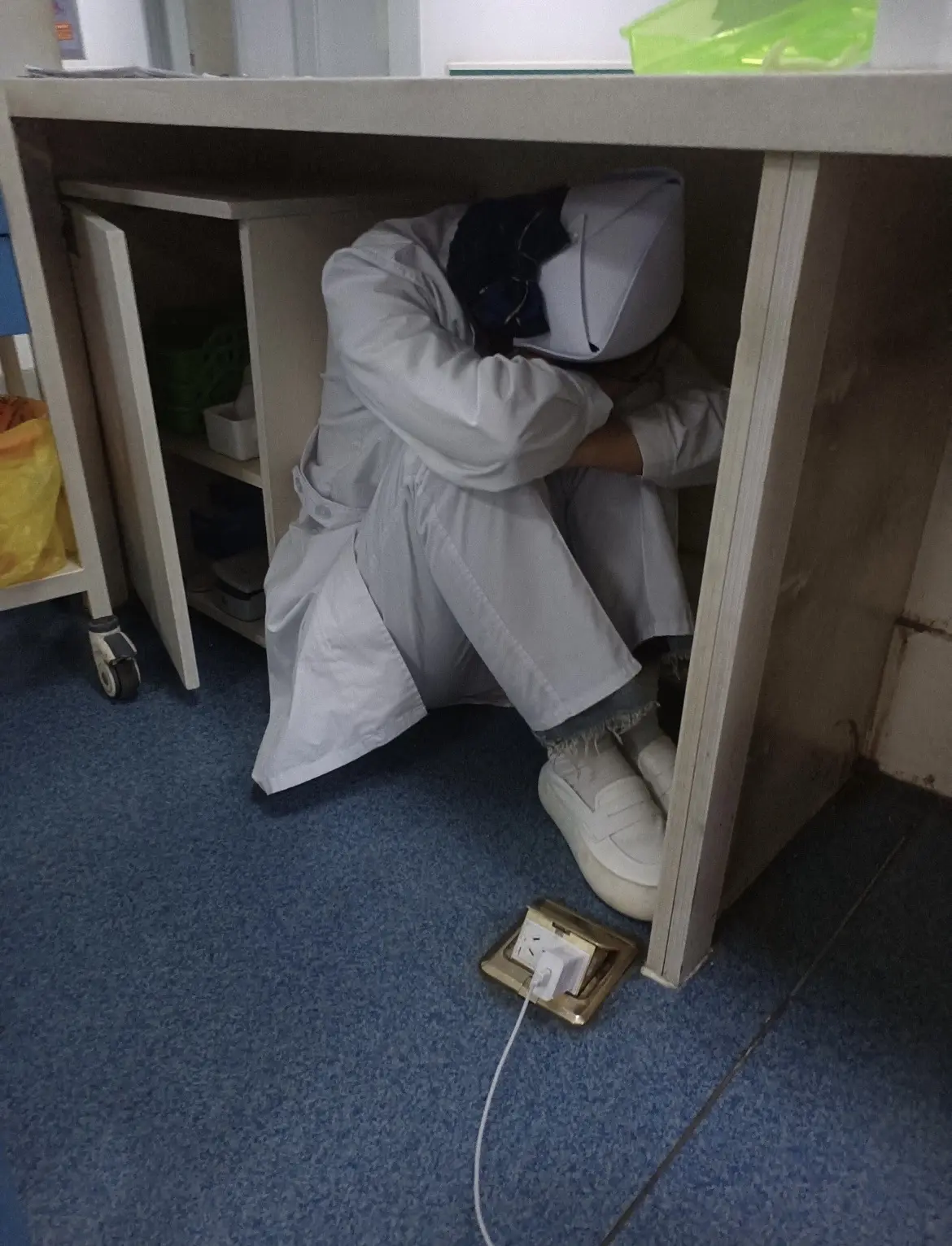 整个城市都睡着了，你就来陪我上班吧