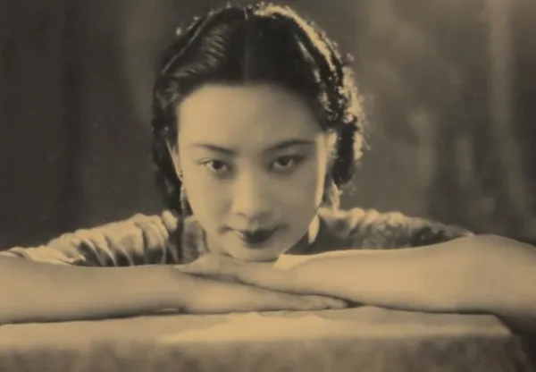 1942年，34岁的胡蝶喘着粗气，在戴笠怀里挣扎着说：“你能得到我的身子，却得不