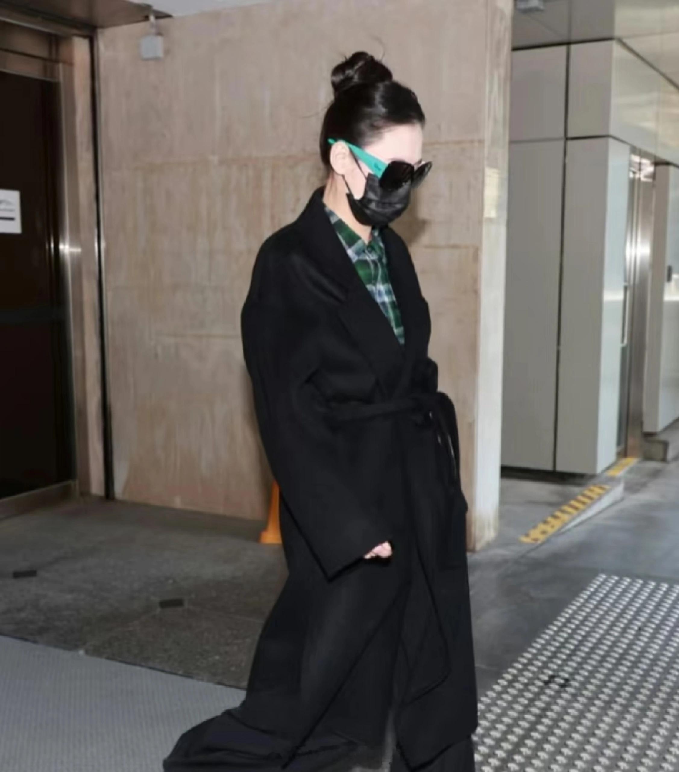 张柏芝出庭神图张柏芝出庭照完全神图来的，这个骨相隔着口罩都一眼知道是神颜，白