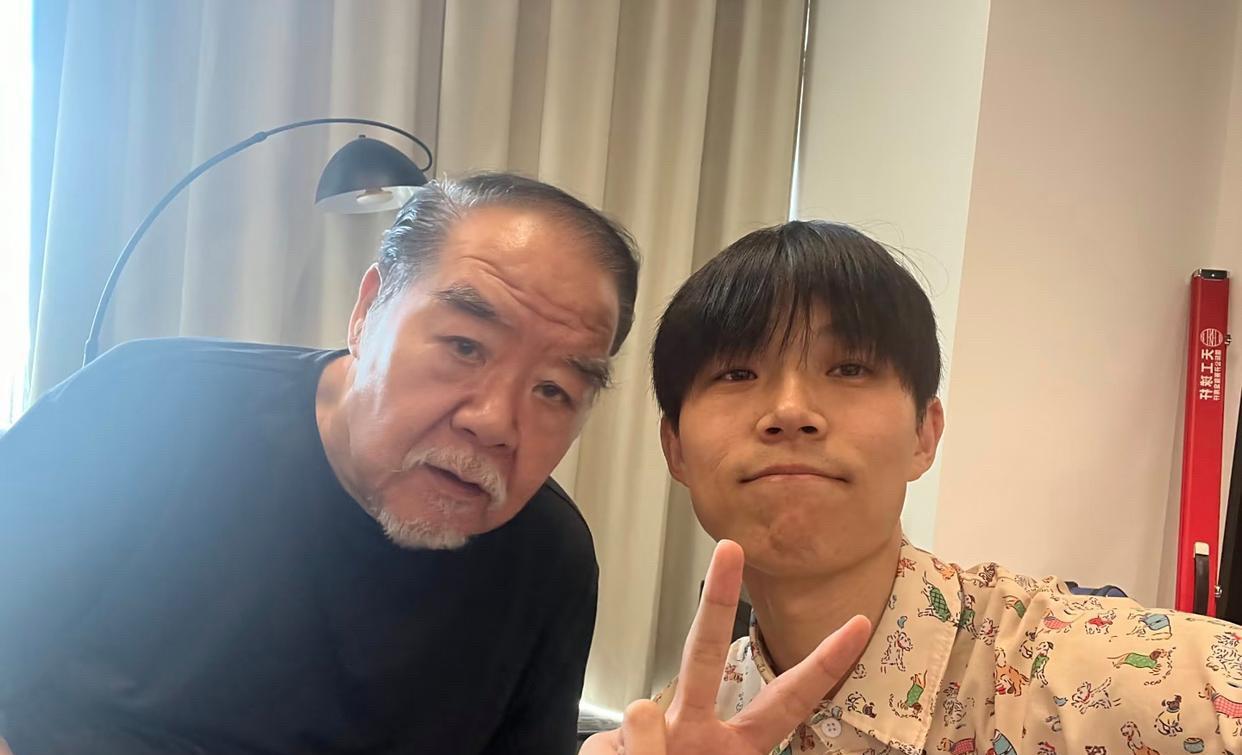 74岁郑则仕和朋友聚会，他看起来苍老了好多，肚子很大，驼背，状态非常一般！[给力