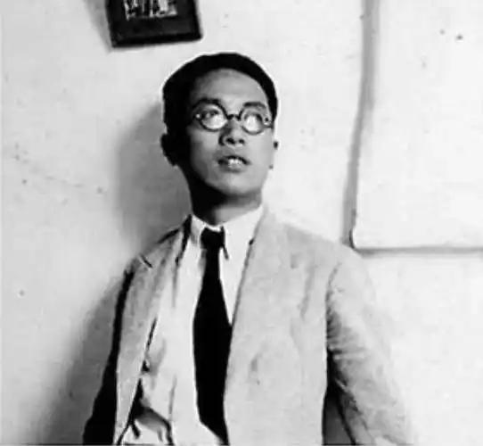 清华第一狂徒，却为一个女人低了半辈子的头。 1998年12月19日，北京一位