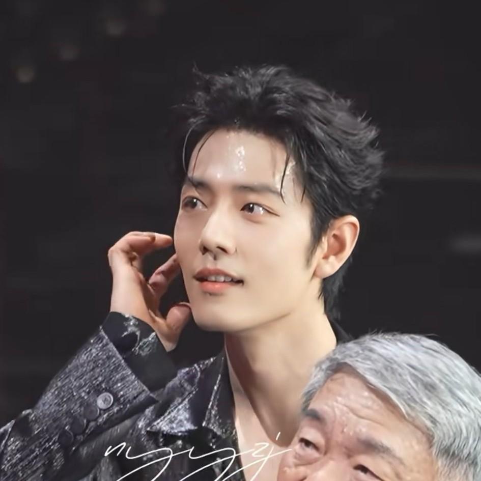 知道肖战为什么不喜欢涂粉底液了吗？不是因为他原生脸长得帅也不是因为他不喜欢化妆