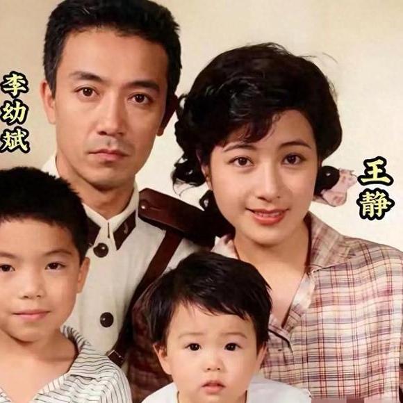 看李幼斌和王静年轻时的合影，太有年代感了！两人站在中间，身边围着家人，笑得那叫一