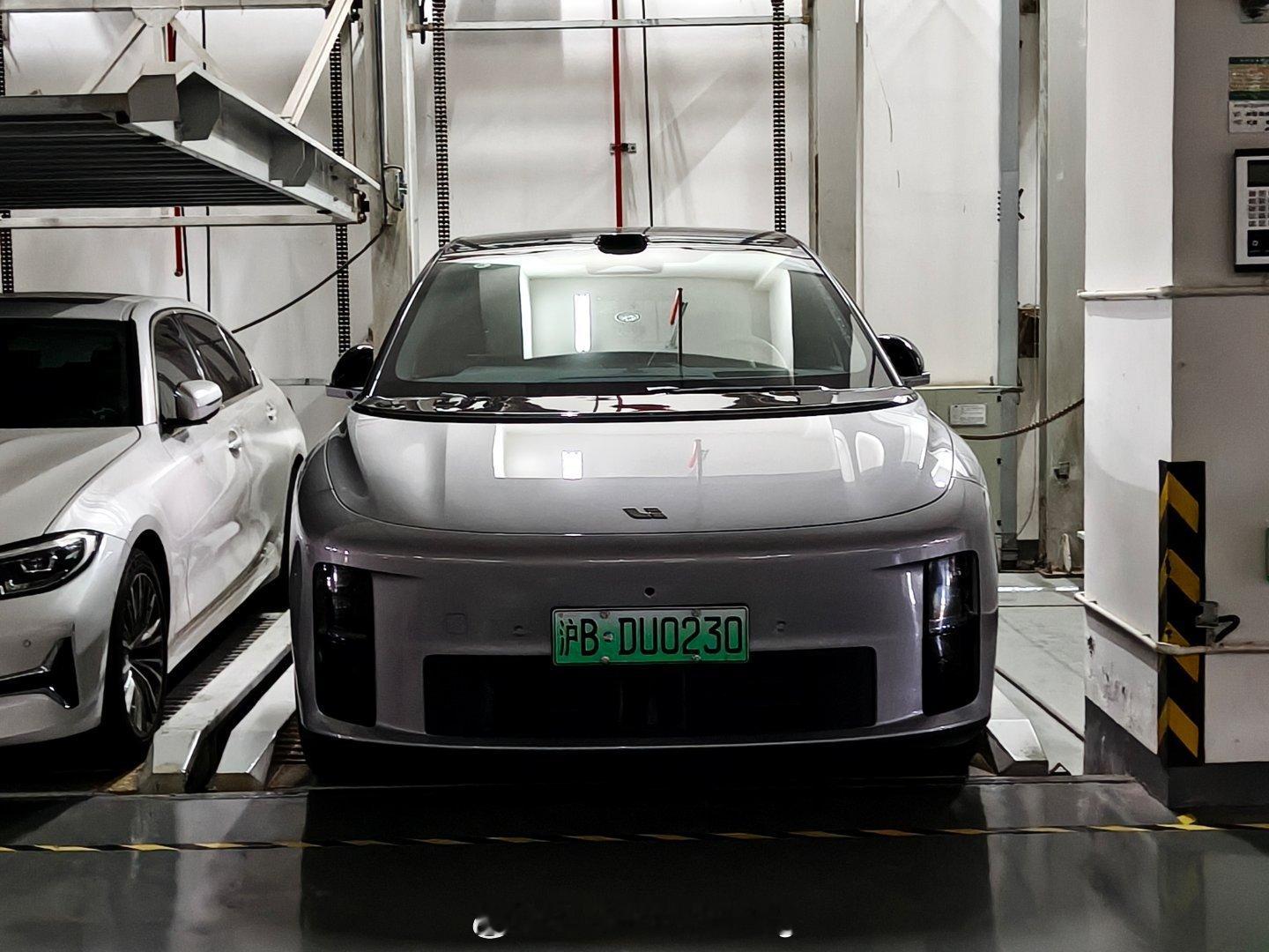 i6应该是能在上海市区顺利停车的最大尺寸了中午出去吃水饺（特别好吃）停的地库就是