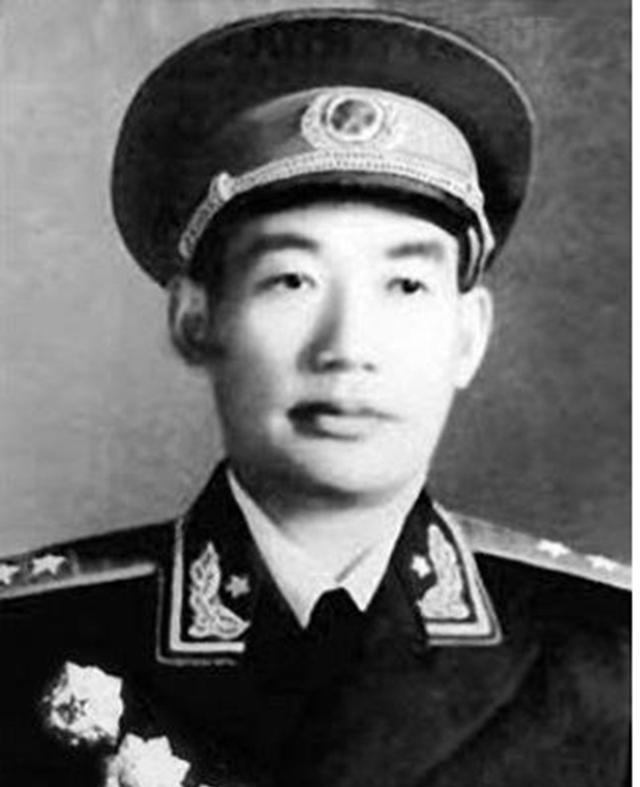 1963年，南京军区调来一位新政委，许世友见了却面露苦色，只因许世友爱喝酒，可新