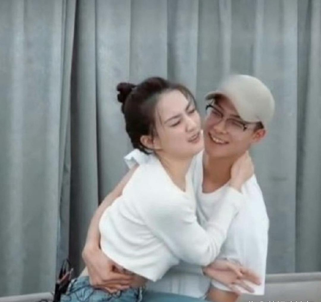 徐璐当时估计头都大了，这手松还是不松啊？这节目咋回事啊！​​​