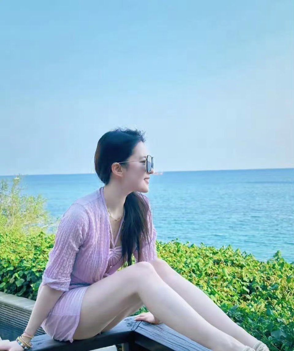 直到发现刘亦菲手上戴的大金镯子和手串，才知道原来黄金手镯是要带这么多才好看啊，难