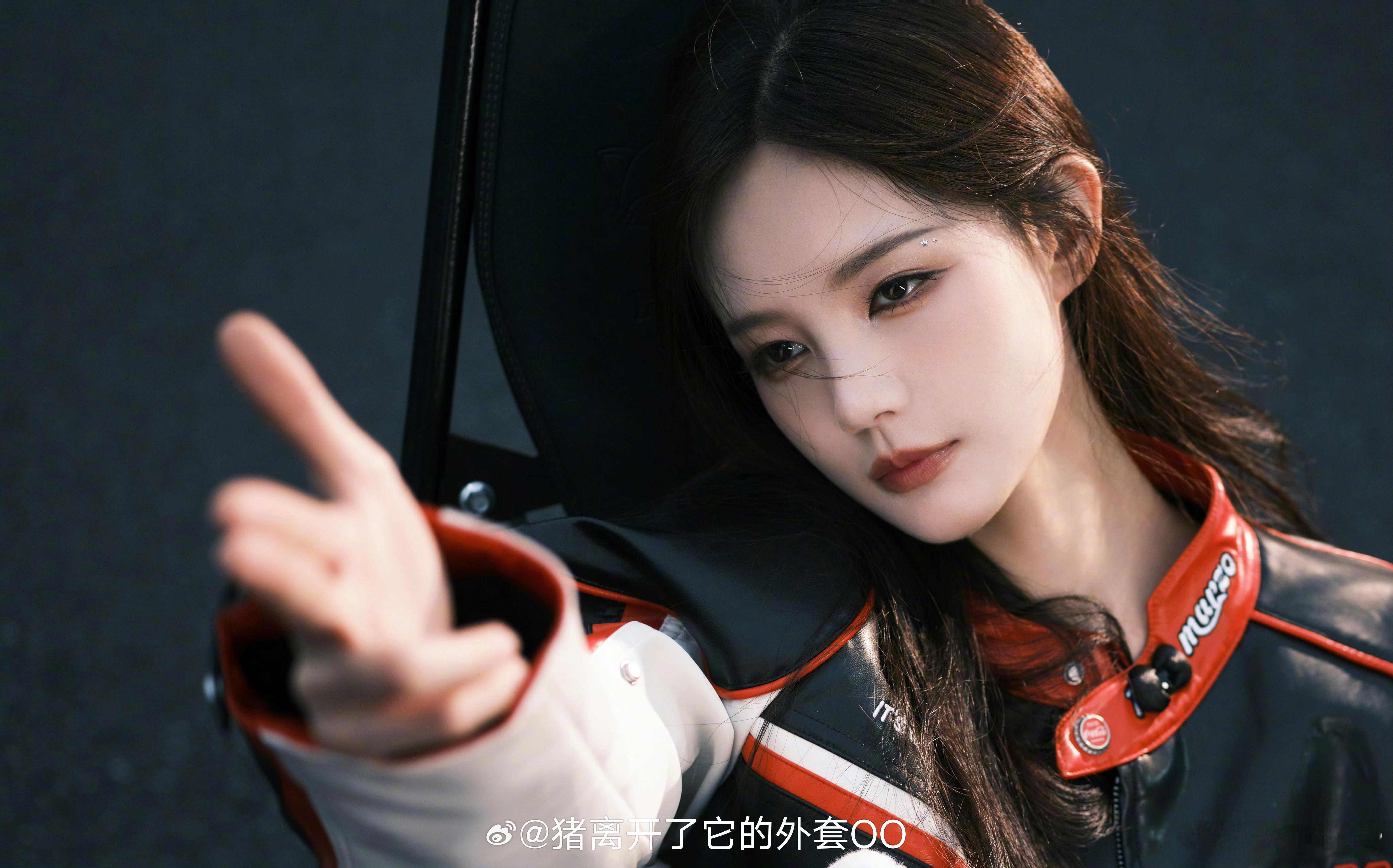李一桐赛车服营业大片，酷飒美女赛车手！！[墨镜][墨镜]​​​