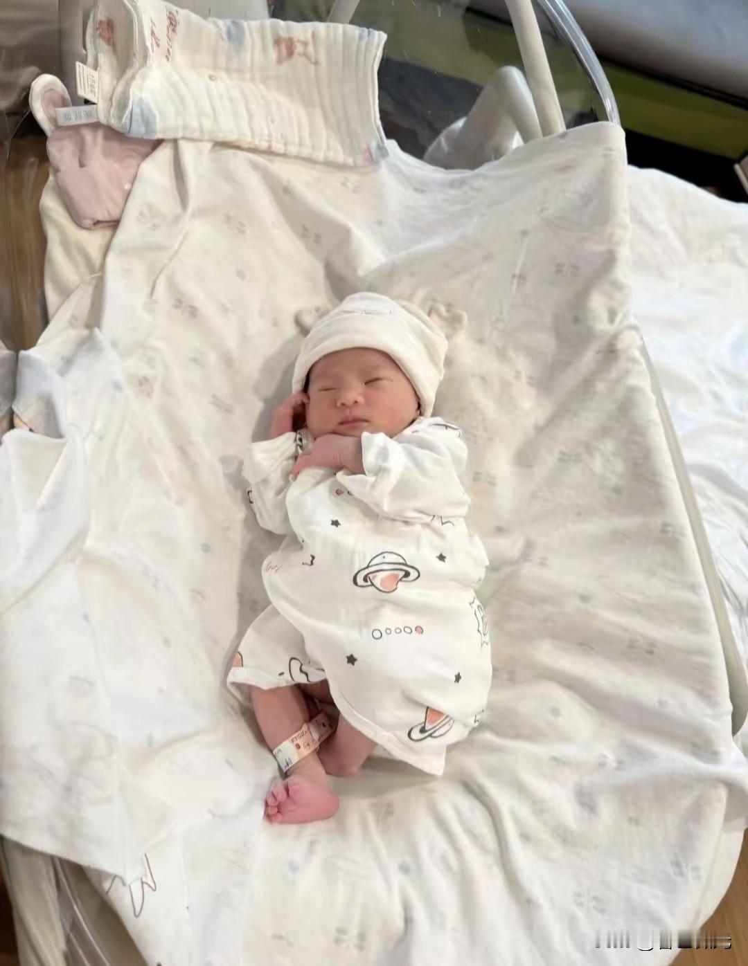 解释不清了产房里，刚落地的男婴没了呼吸，医生拍了好几次也没哭声，都准备放弃了