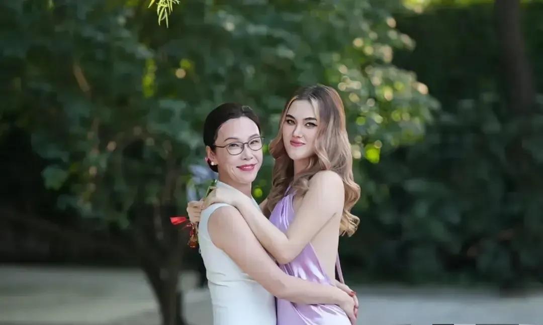 59岁张丹红的人生开挂：德式穿搭赢麻了，再婚爱情更戳心✨“人生到这岁数，拼的