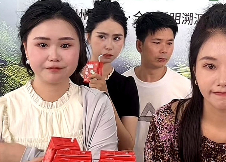 杨妞花真的太有手段了！小杨梅今天第一天直播，杨妞花镇场子来了。开播没多久