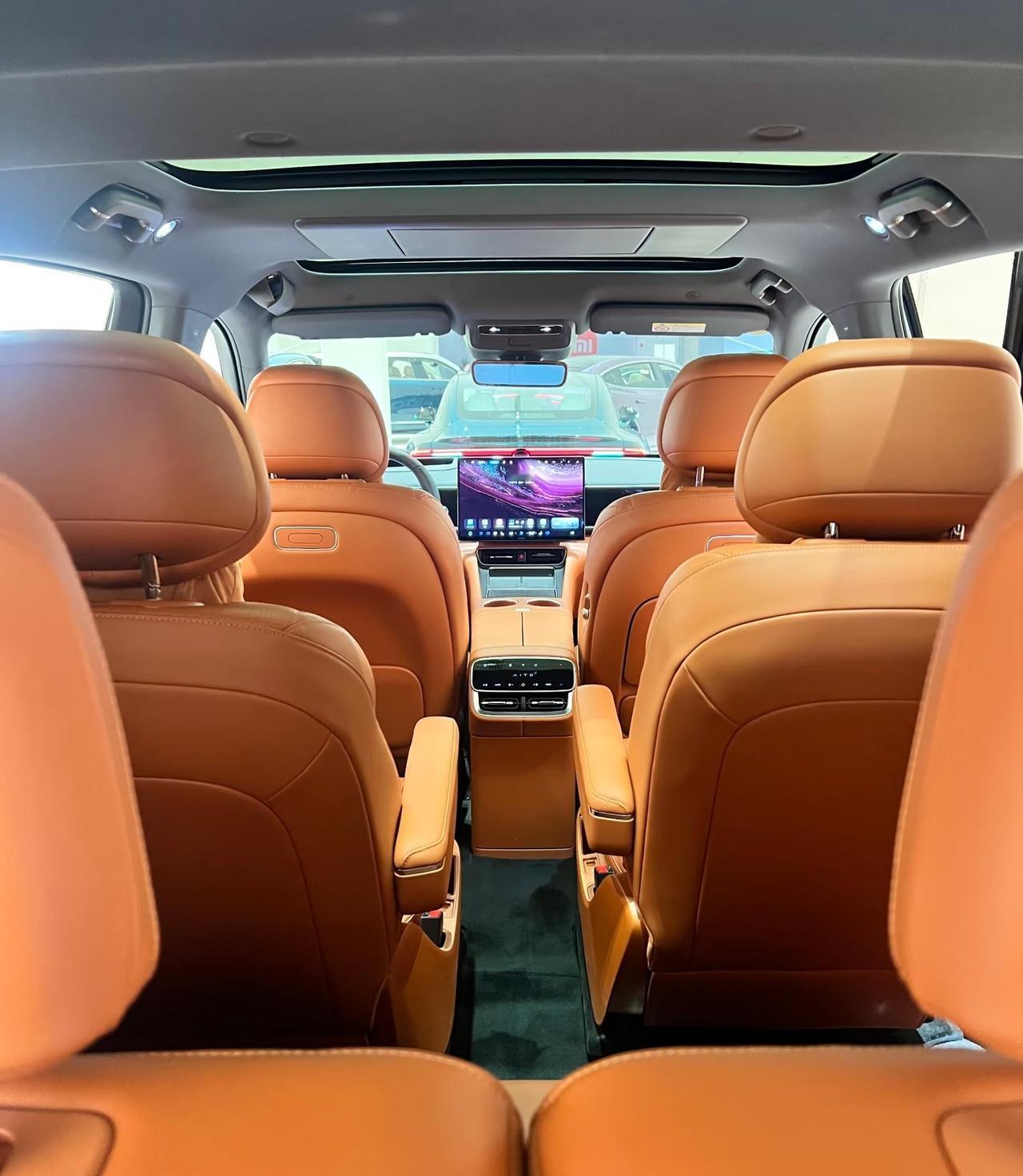 我表哥上周卖了他的7座汉兰达，开了三年亏了8万。他说最后悔的不是亏钱，是那第三排