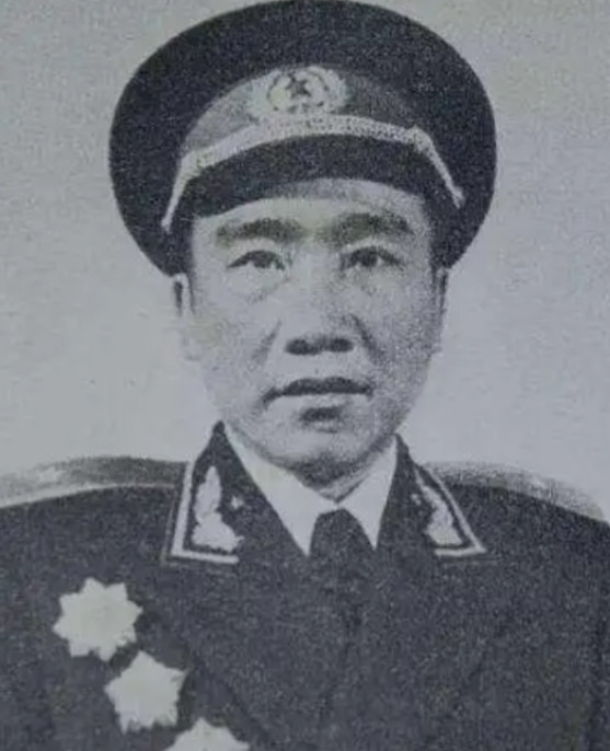 1955在举行授衔仪式之际，他竟猛地一把扯下肩章，而后扬长离去，紧接着便立下了