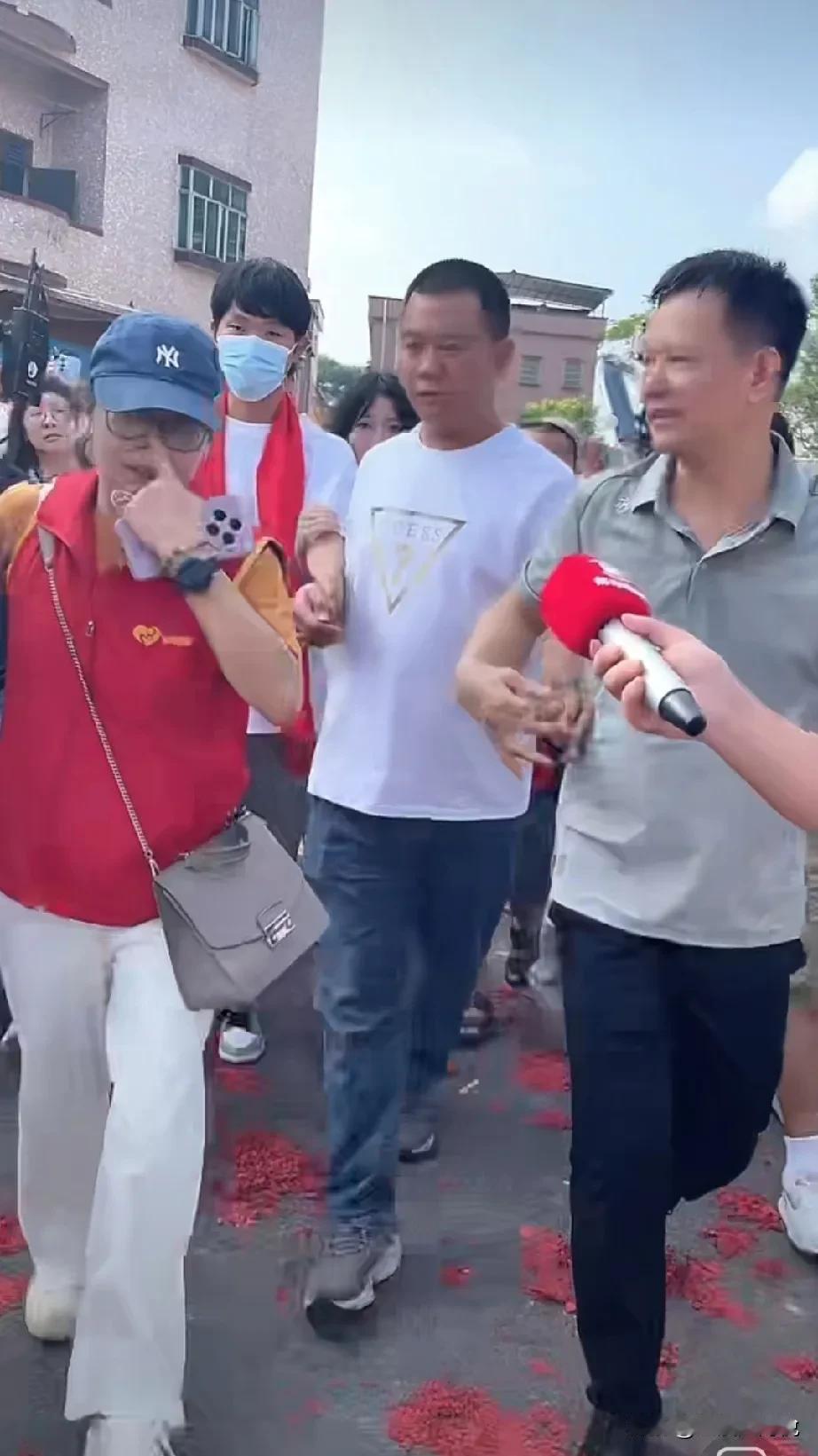 这个场面真的太乱了，来的都是什么人啊？刚刚看到叶锐聪回家的直播，说真的里