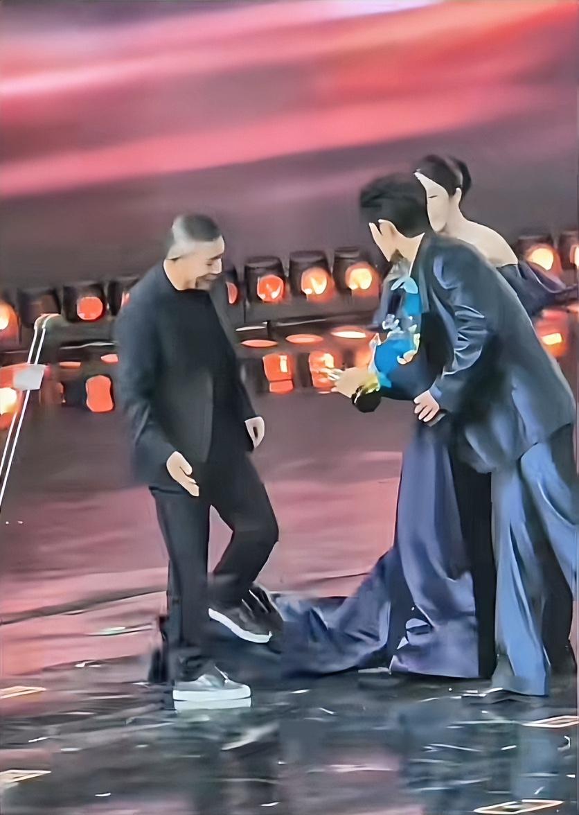 微博之夜后台这事儿真的太有看头了。当时微博老总上台，杨幂和肖战站得规规矩矩。老