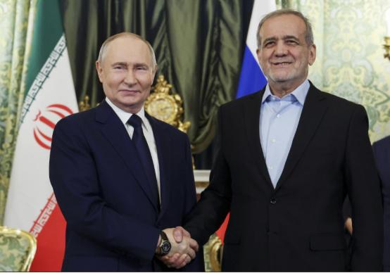 特朗普再发威胁，关键时刻普京出手，俄军机已抵达伊朗 从1月26号开始，这位前