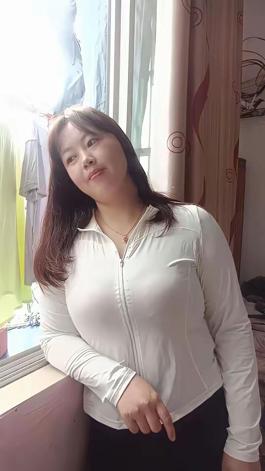 四十岁了，你们可别笑话我。我留在农村，活得像个笑话。