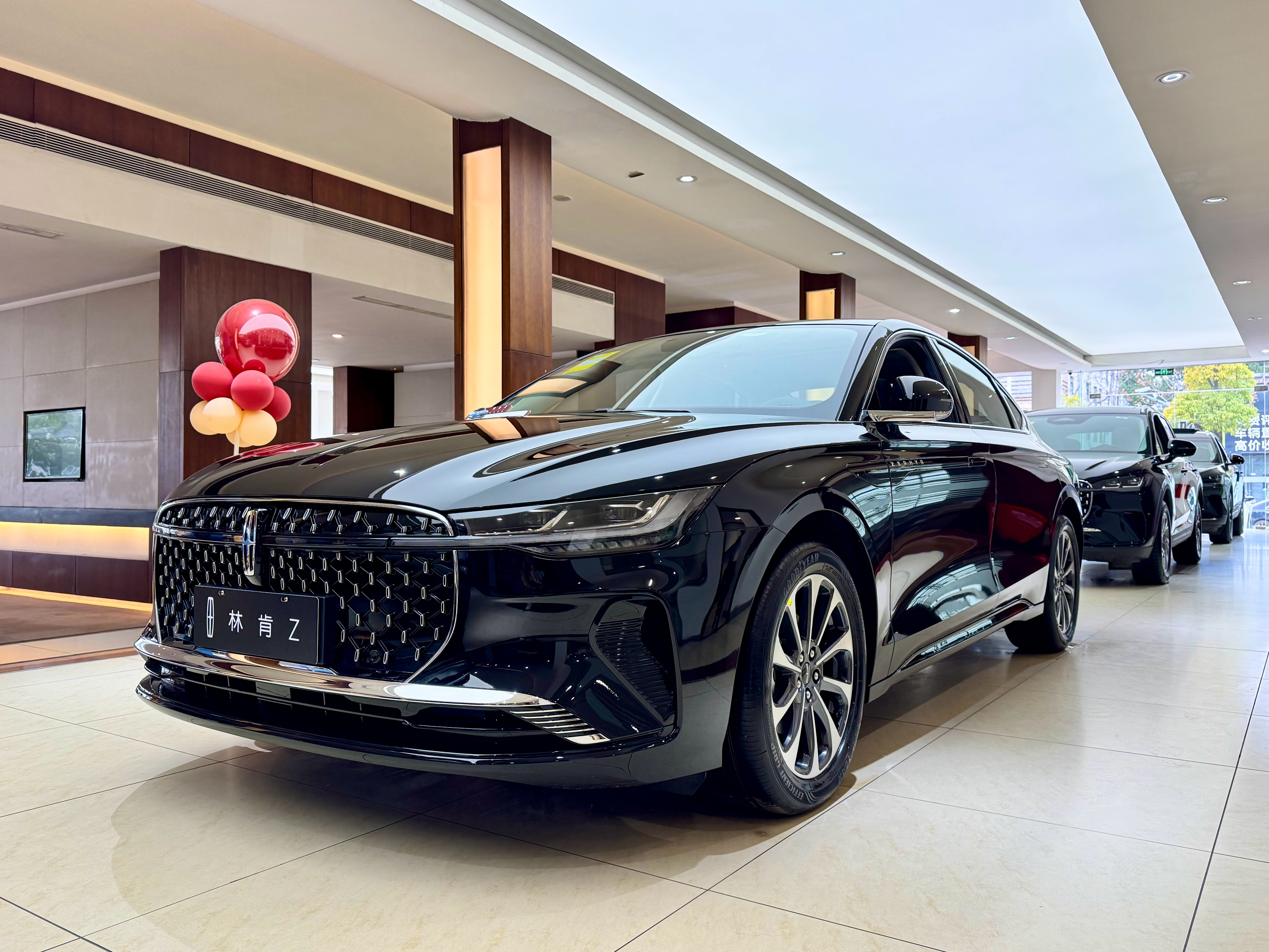 林肯Z，现在价格低到离谱！16.98万的一口价，给到你的是4.98米的车长，2.