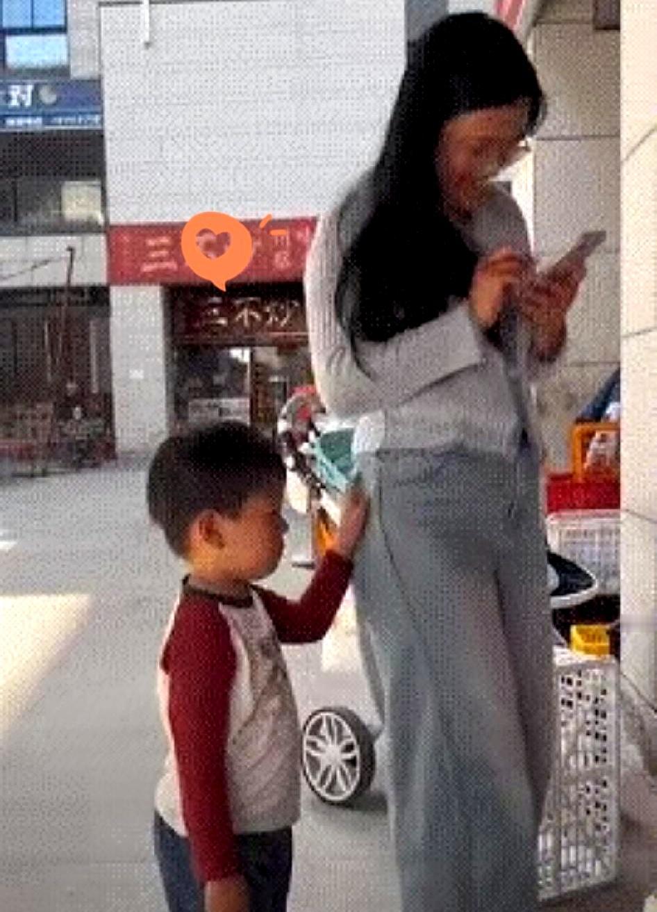 同样是公共场合孩子不小心碰到人，一个轻声提醒“摸够了吗，去找妈妈”，风平浪静；一