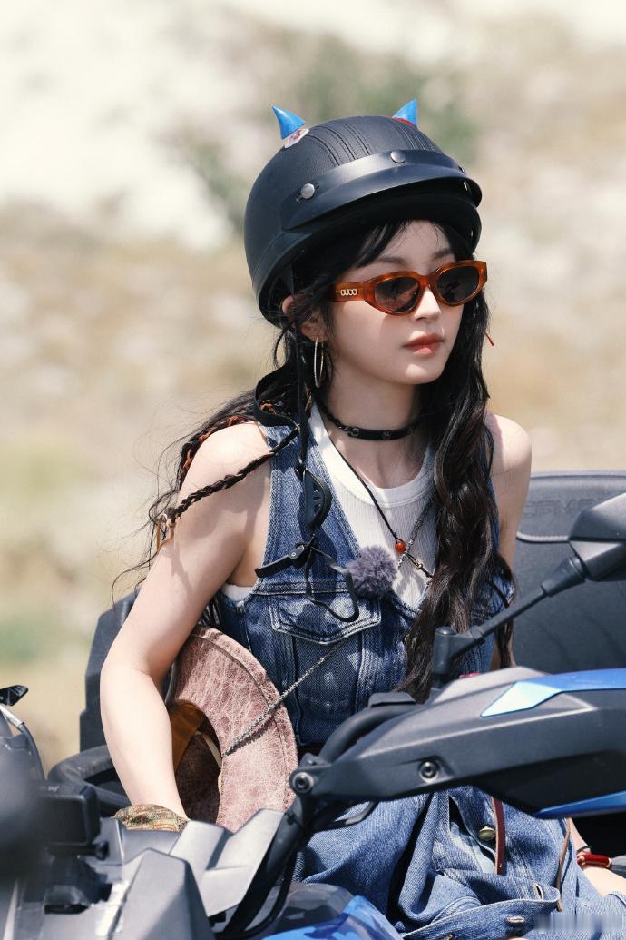 顶着甜妹的脸蛋又飒又野的漂移，反差感是田曦薇的统治区呀