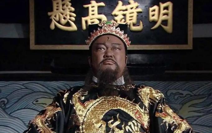 包拯做官二十六年，连续升迁二十七次，从来没有遭遇过降职。与此同时的范仲淹、欧阳修