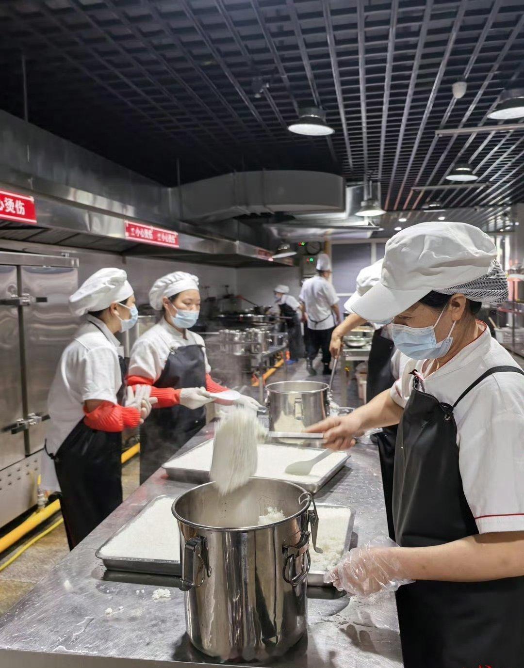 四川一小学食堂招聘学生家长做饭“妈妈食堂”这个大赞自己孩子自己疼。家长放心，孩子