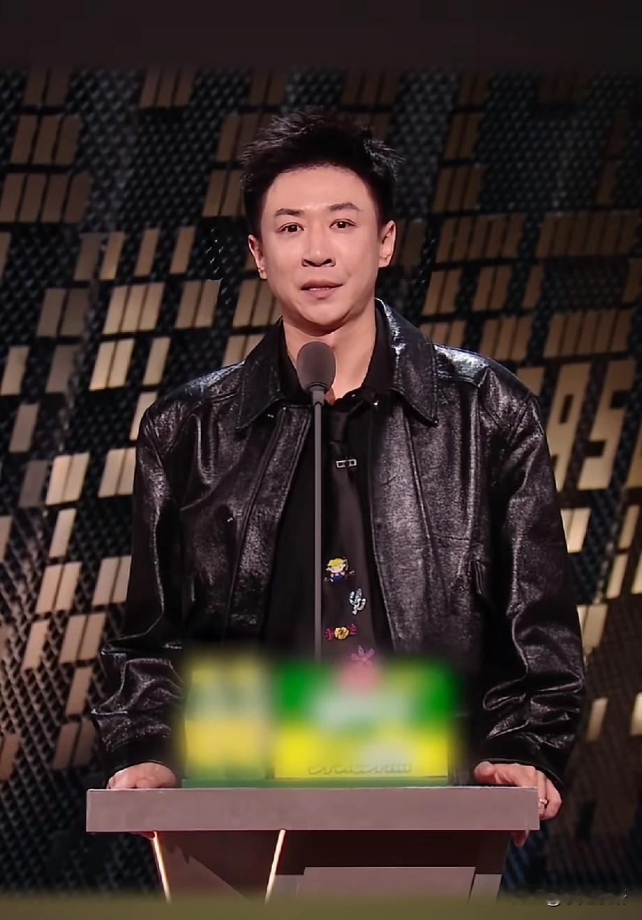 张维伊玩自己的梗让别人无梗可玩换了个发型变以前帅多了，年轻了，阳光了，所以发型对