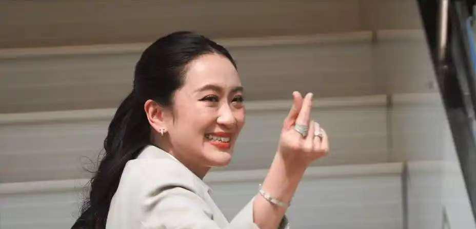 佩通坦离回归总理职位仅差一步了。今日早上八点，泰国议会对于佩通坦不信任案进行了