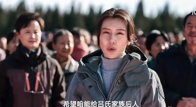 《护宝寻踪》新的剧情里，雒青兑现了当初跟吕富贵的承诺，在为考古发掘树碑的大会上，