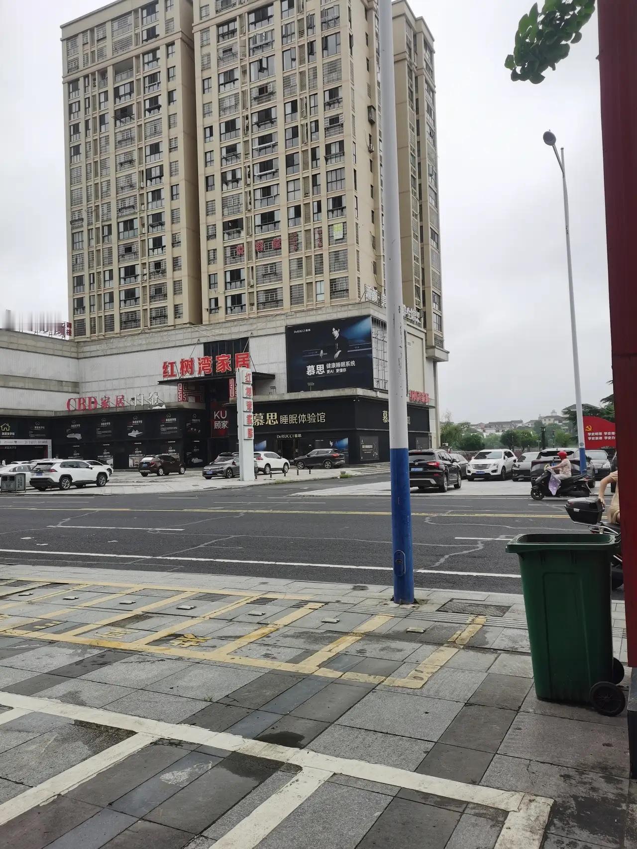 某宾馆暴出惊天大新闻：现在的孩子都不愿结婚的年代，居然在某宾馆门口里三层外三层站