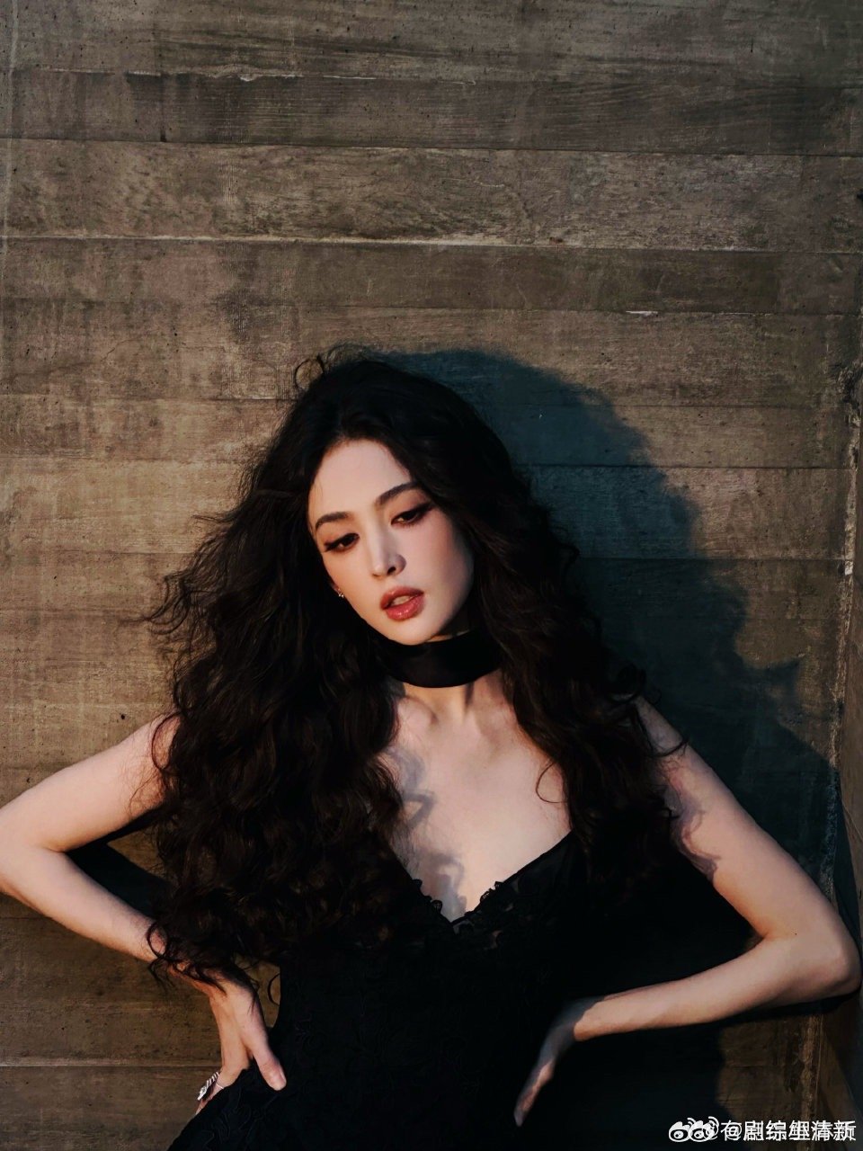 蚊子比我更先吻上娜扎娜扎的颜值真的太能打了！暗夜玫瑰造型超吸睛，微卷头发、精致