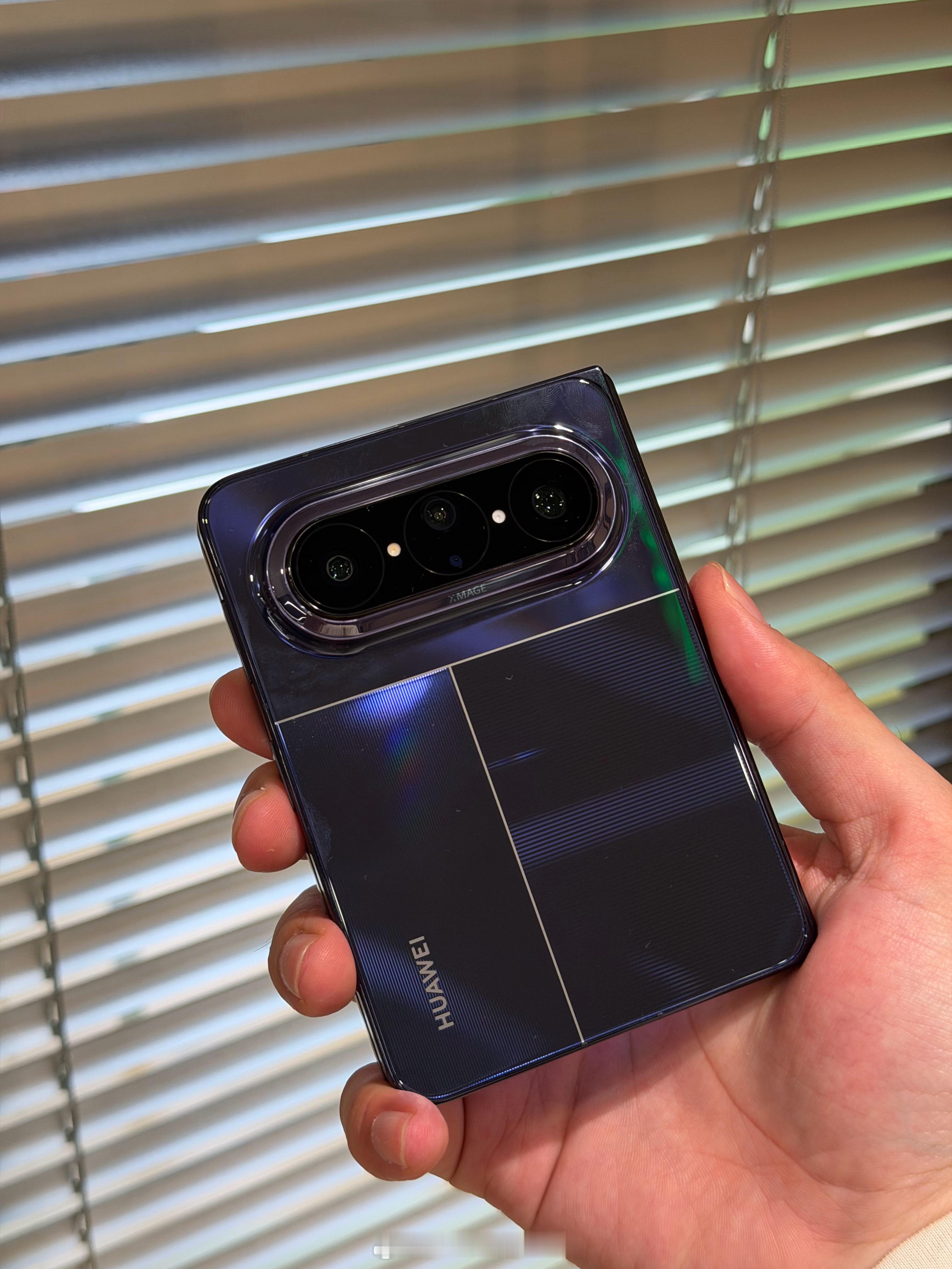 折叠iPhone手机壳曝光好啦用上了，好吧感觉尺寸跟华为昨天出的PuraXM